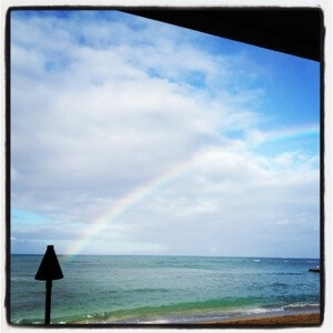 見学の前にワイキキアウトリガーホテルで朝食。大きな虹が！