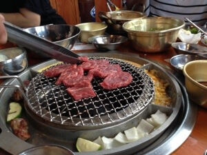 帰りに友人ファミリーとすぐ近くの６７８Hawaiiという焼き肉屋へ。韓国の有名人がやっているお店らしいです。一切冷凍していない肉だそうでおいしくて安い！　常連になりそうです。