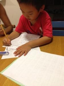 幼稚園といえども宿題がガンガン出ます。まずはアルファベットで名前を書く練習。