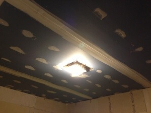 天井がなぜかタイル貼りだったのでドライウォールに変更です。