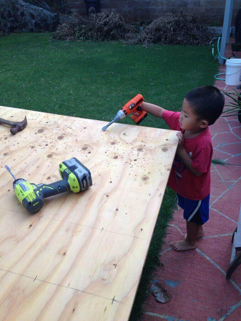 ハワイで大家：3/4”Plywood(合板)に穴をあけて行きます。次男も専用ドリルで参加！