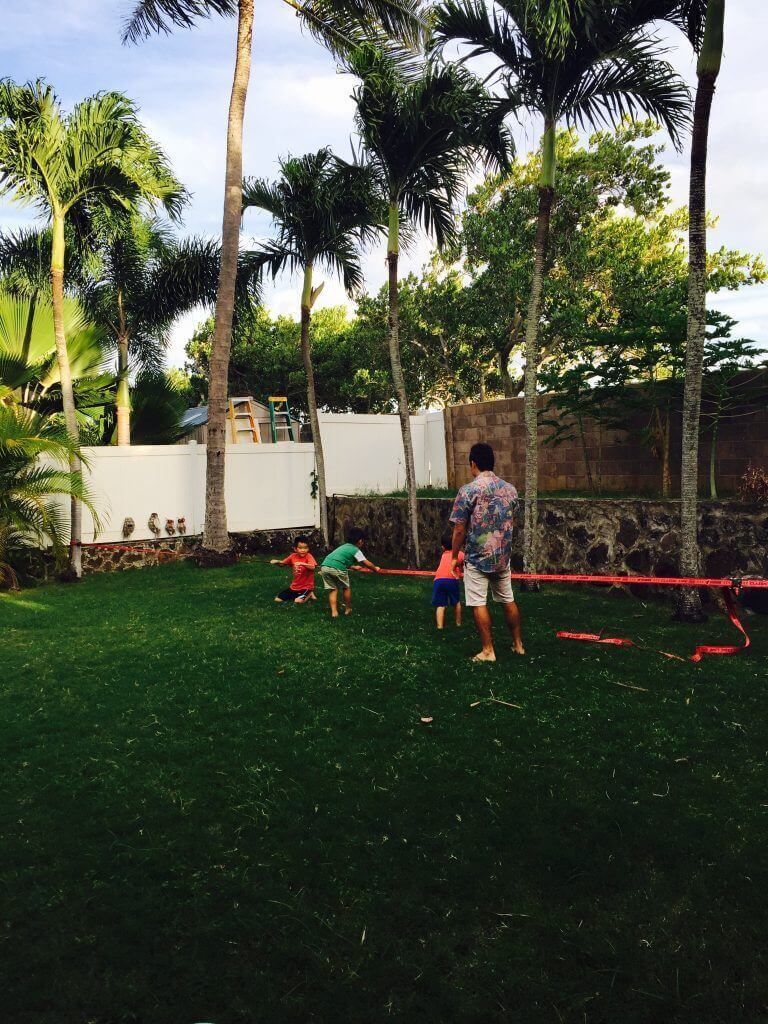 ハワイで大家：クリスマスパーティ＠我が家　スラックラインで遊ぶキッズ