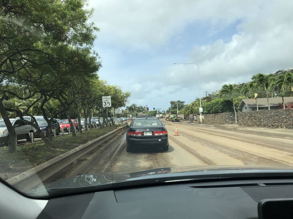 ハワイで大家：洪水の翌朝　道路は土色一色