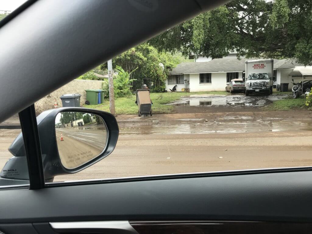 ハワイで大家：洪水の翌朝　ゴミ箱もいたるところに散乱